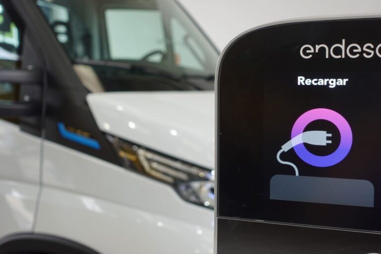 La red de concesionarios de IVECO España se electrifica con la implantación de puntos de  carga en sus instalaciones