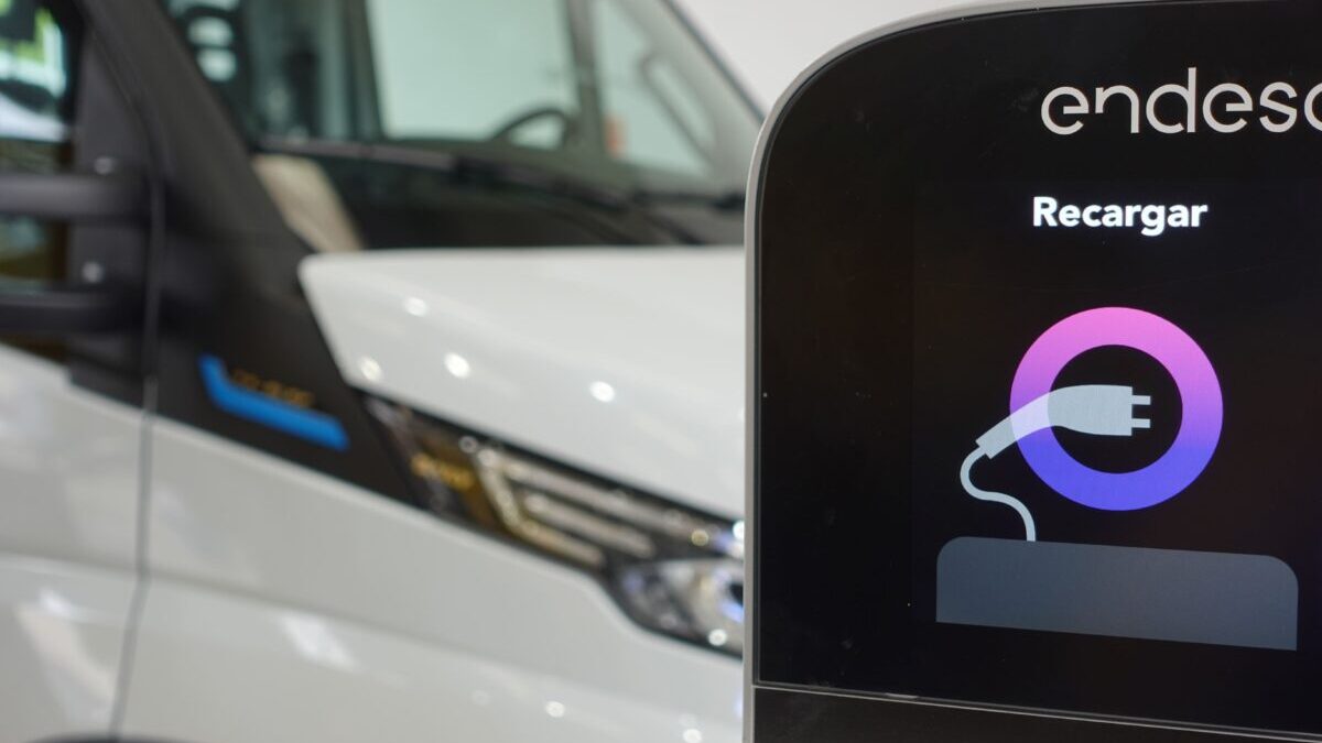 La red de concesionarios de IVECO España se electrifica con la implantación de puntos de  carga en sus instalaciones