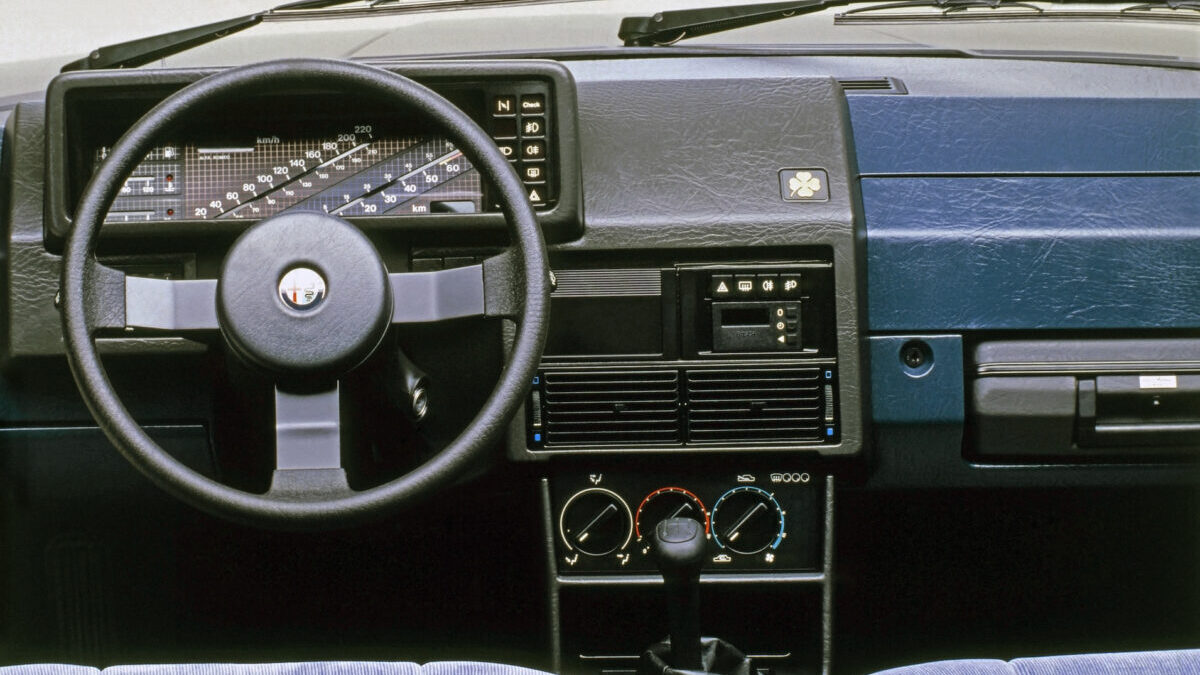 Los 10 salpicaderos más curiosos de los años 70 y 80