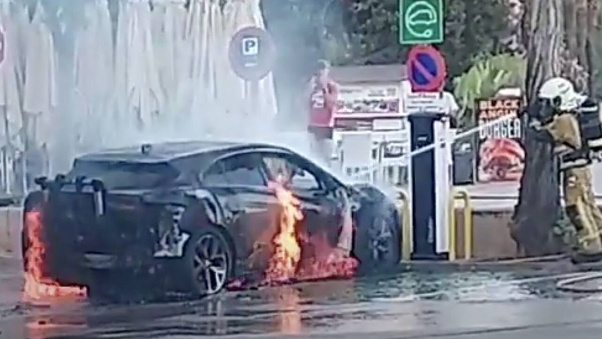 Diez coches calcinados en el incendio de Xanadú: ninguno era eléctrico