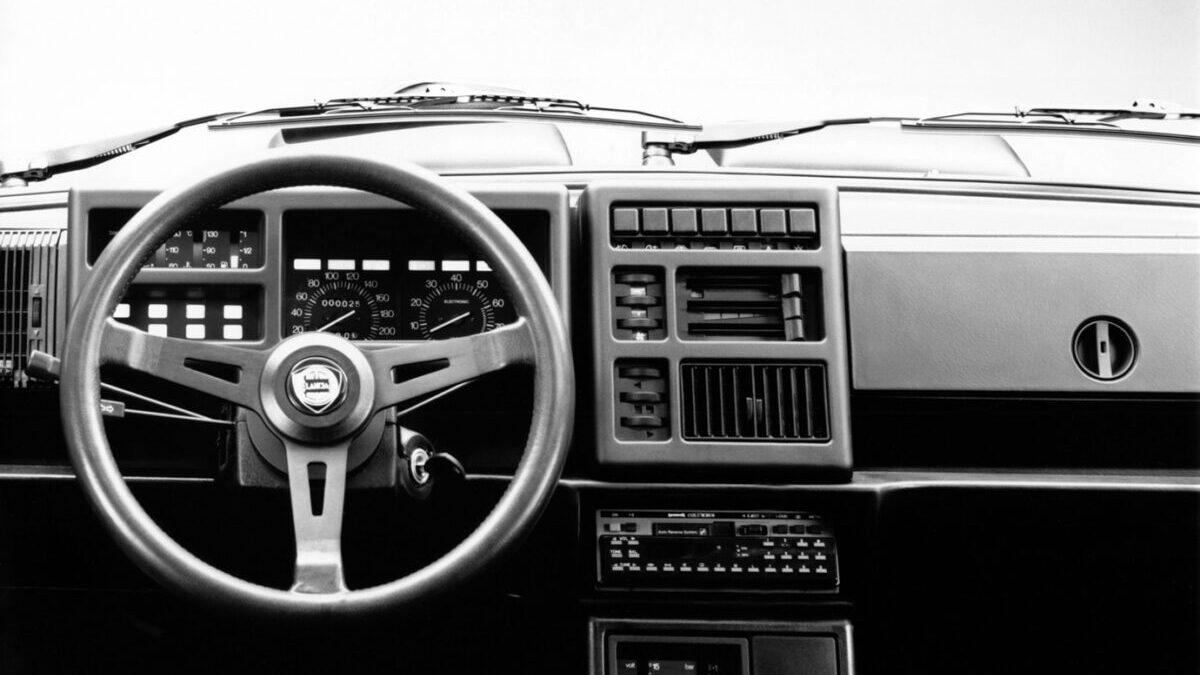 Los 10 salpicaderos más curiosos de los años 70 y 80