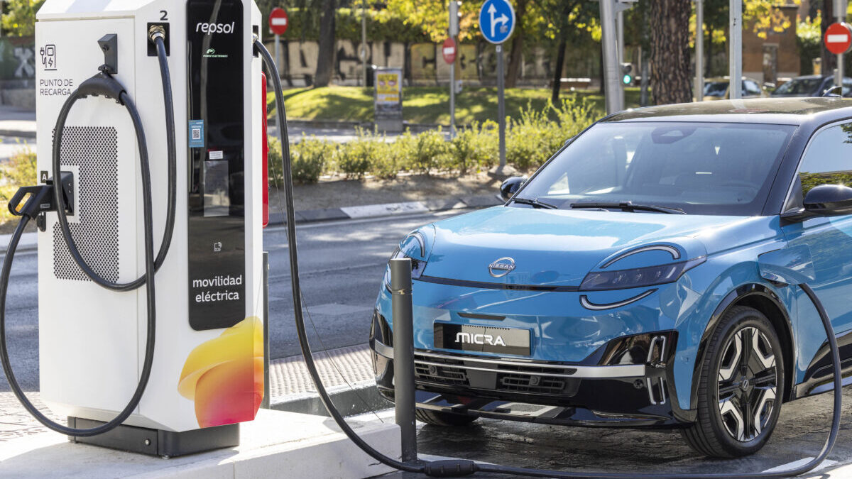 Nissan micra recargando