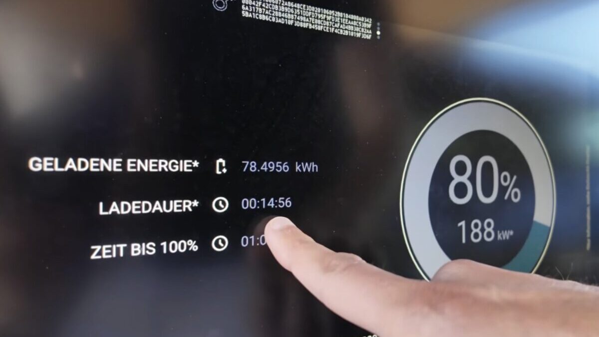 Dedo señalando que el Cayenne carga en 14 minutos