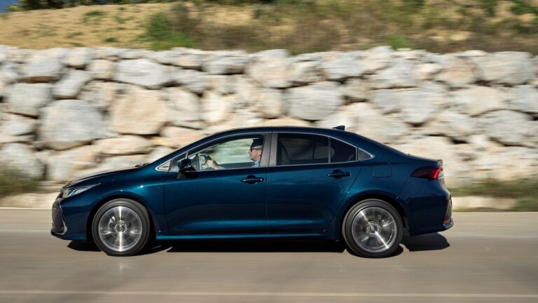 toyota corolla hybrid sedan 785