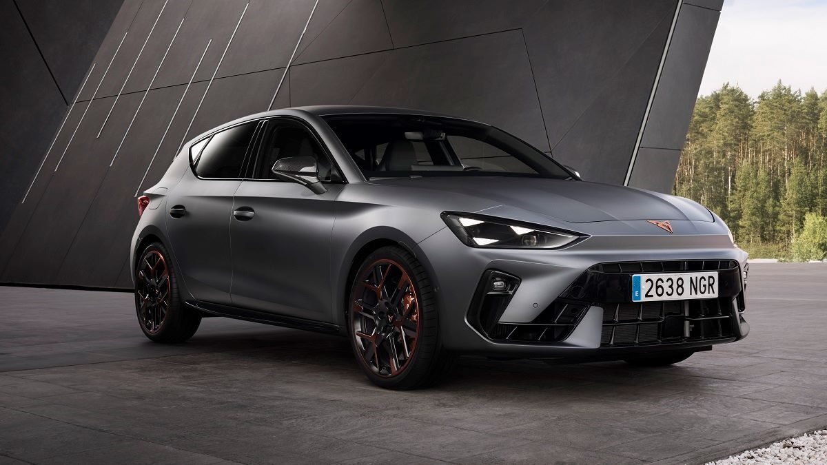 01 The new CUPRA Leon VZ hits the road unleashing the most powerful front wheel drive Leon ever HQ