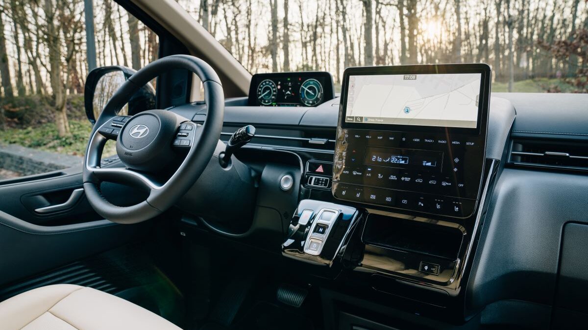 hyundai staria hybrid185