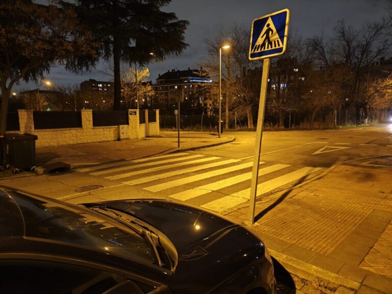 Pasos de peatones con distancia de aparcamiento de seguridad