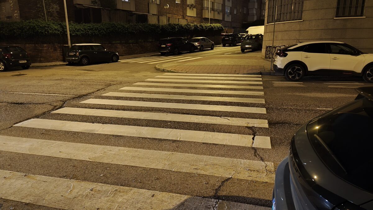 ¿Pasos de peatones con distancia de aparcamiento de seguridad?