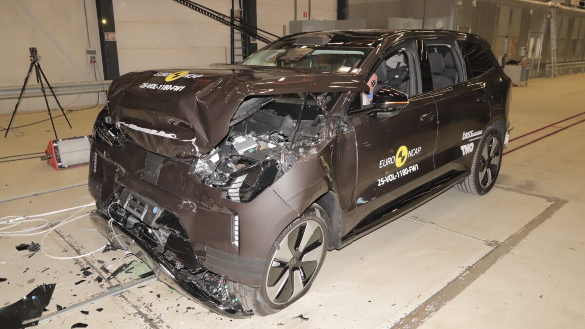 Volvo EX90 crash test