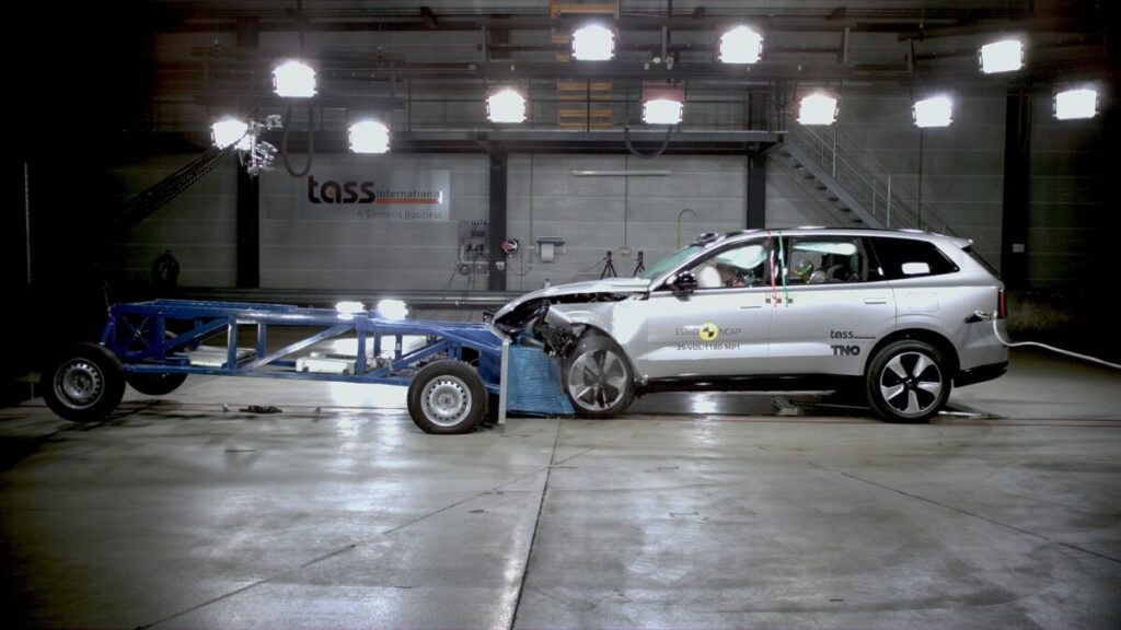 Volvo EX90 crash test