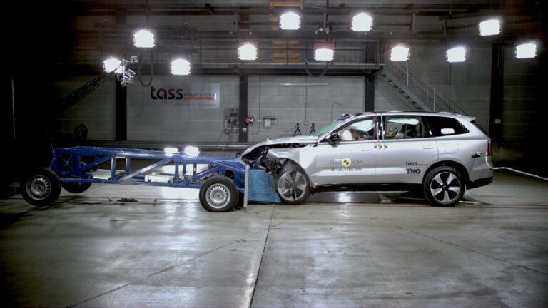Volvo EX90 crash test