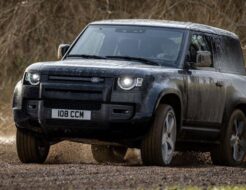 Jaguar Land Rover aplaza la renovación del Defender y su versión eléctrica hasta 2030 land rover defender 90 v8 920