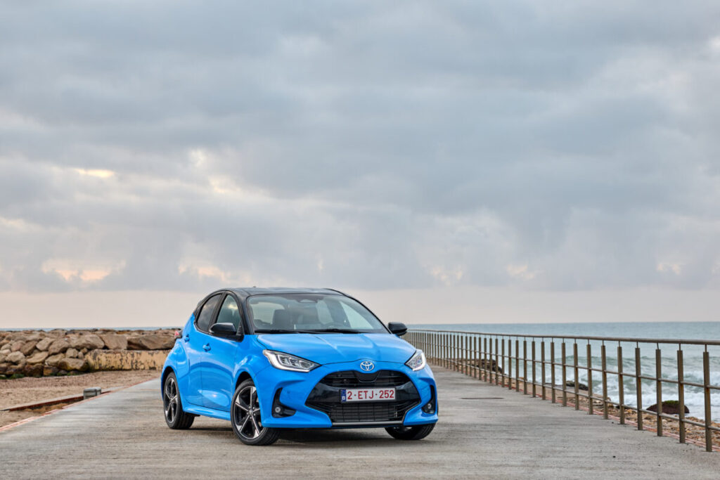 toyota yaris premier edition hybrid 49