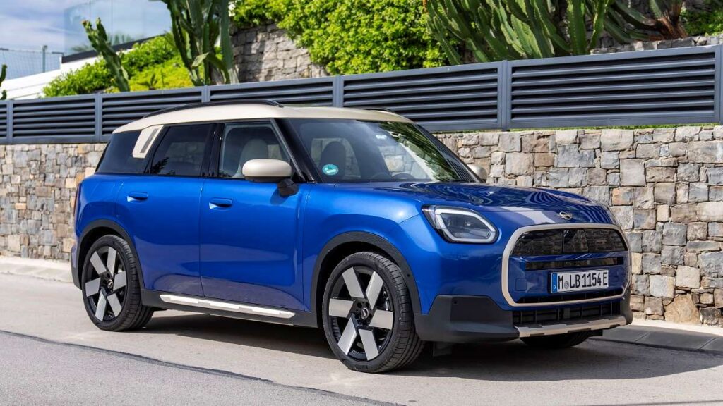 P90552003 highRes mini countryman e 06