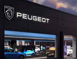 Peugeot crece y amplía su arraigo en España el nuevo simbolo de peugeot en un concesionario 89 1000x530