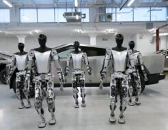 ¿Dejará Tesla de hacer coches? Musk acelera el cambio de rumbo el nuevo tesla cybertruck con varios robots 89 1000x530