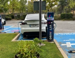 El Plan Auto+ rebaja las ayudas a eléctricos y penaliza a marcas chinas estacion de carga de vehiculos electricos de drivalia 89 1000x530