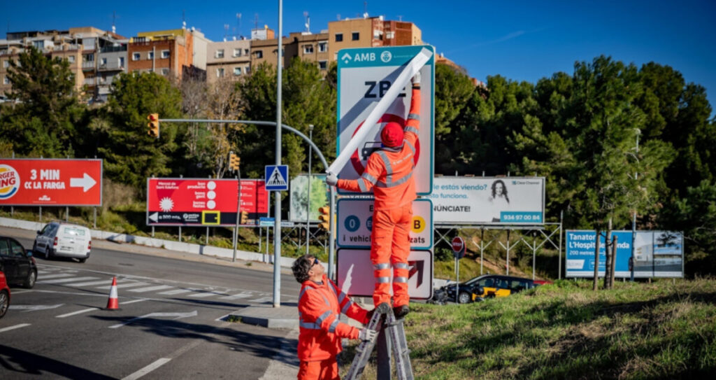 europapress 2562796 operarios instalando senales trafico definitivas zbe rondas bcn ramal 89 1000x530
