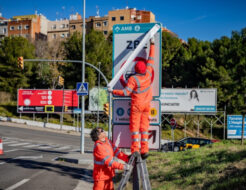 europapress 2562796 operarios instalando senales trafico definitivas zbe rondas bcn ramal 89 1000x530