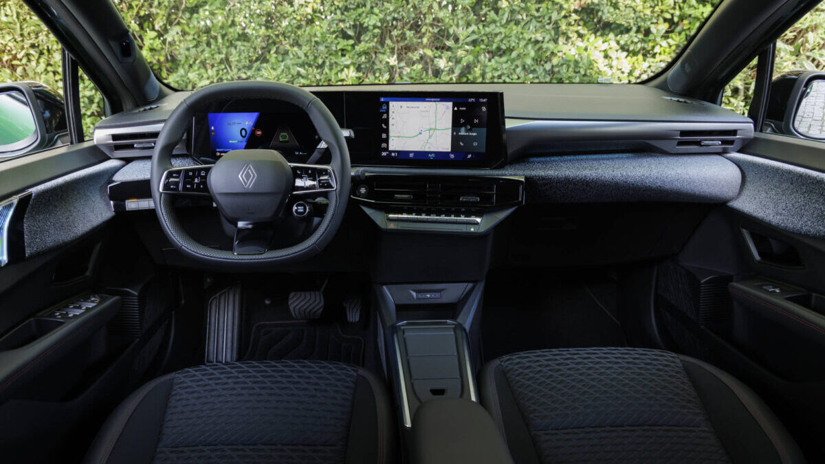 Posición de conducción cómoda. Sistema multimedia que destaca por rapidez y facilidad de uso