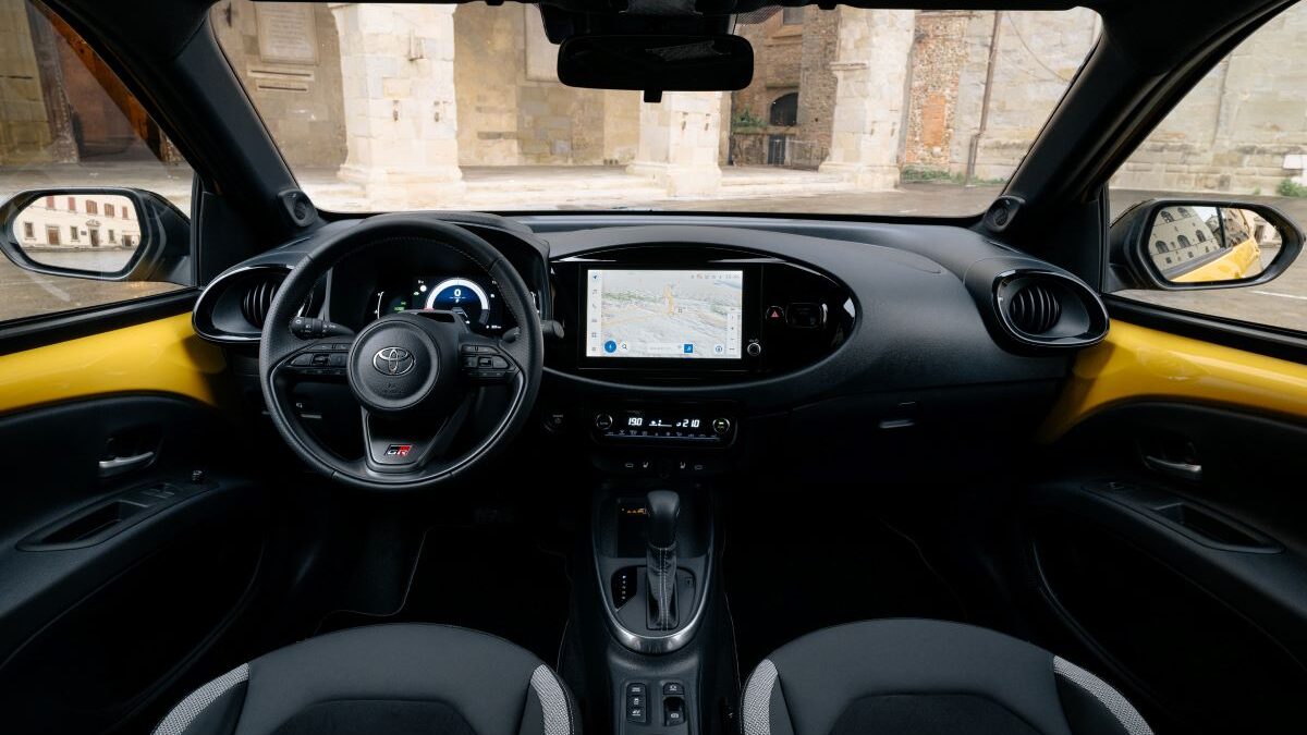 aygoxcrosshybrid grsport vistainterior