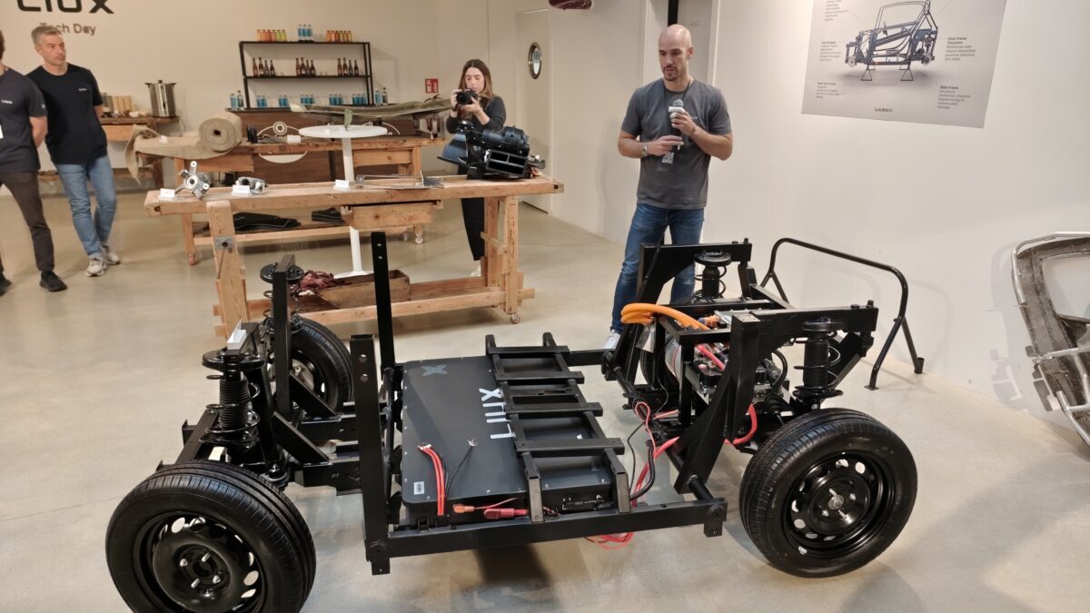 Liux Big, biplaza eléctrico de 2,7 metros y dos opciones de batería con autonomías entre 175 y 230 km. 