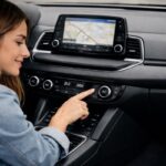 Mujer ajustando el control climático