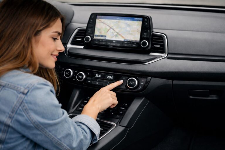 Mujer ajustando el control climático