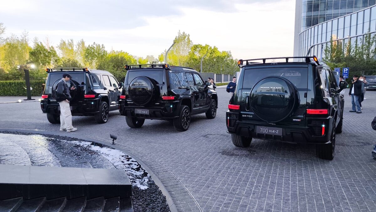 Este Tank Hi4-Z ide 5,105 mm de largo, 2,061 mm de ancho y 1,985 mm de alto, con 3 metros de batalla