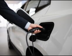 Cada vez son más comunes: los coches electrificados crecen un 62,5% en marzo Business,Professional,Displaying,Electric,Car,At,Vehicle,Dealership.,Hand,Connecting