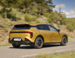 Kia K4 frente a los superventas compactos en España: Corolla y León. En qué gana y en qué pierde Kia K4