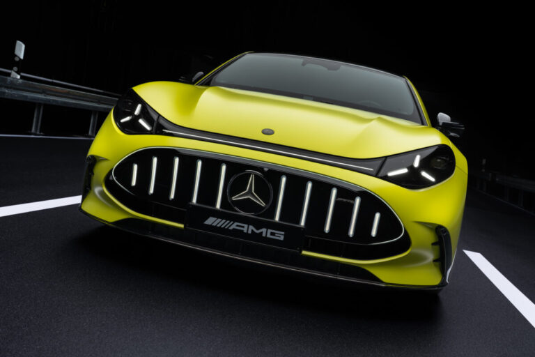 Das neue Mercedes AMG GT 4 Türer Coupé: Revolutionäre Performance. Maximale Intensität. The new Mercedes AMG GT 4 Door Coupé: Revolutionary performance. Maximum intensity.