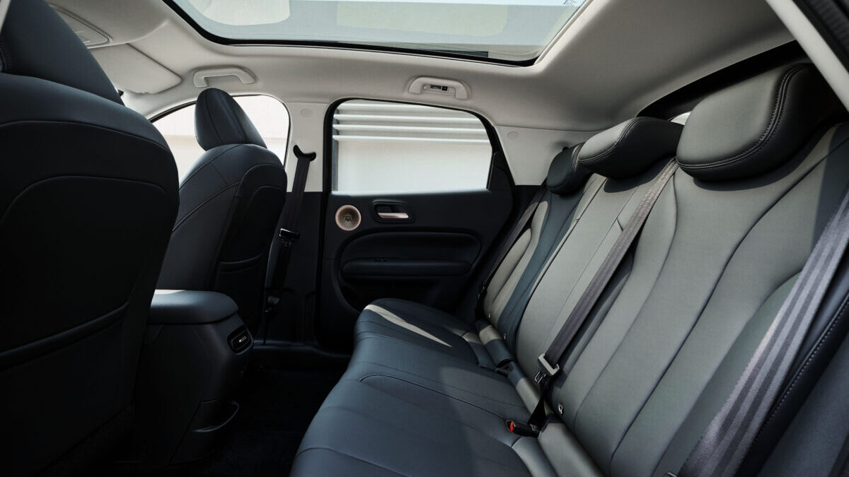 Buen acceso, buena altura y buen espacio en las plazas traseras del GWM Ora 5. Las rodillas quedan muy altas.