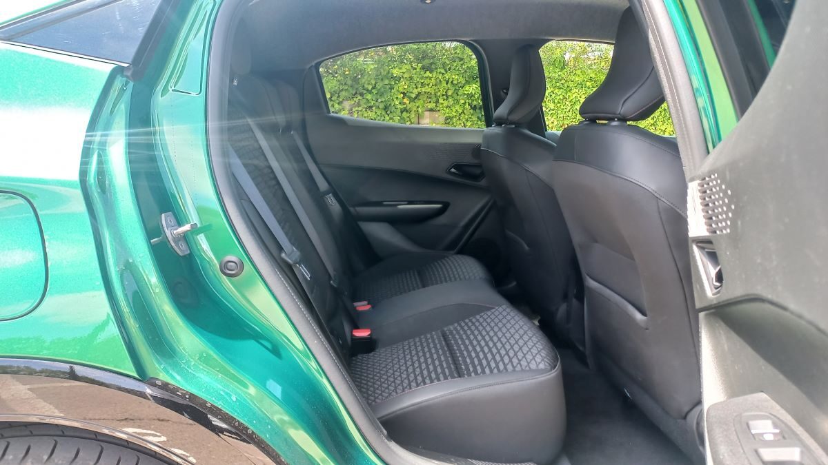 Renault Clio vs Toyota Yaris (3)
