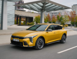 Nuevo rival para Toyota Corolla, Seat León y Citroën C4. Kia K4, un compacto para comprar por tecnología y precio kia k4 gtline sparkling yellow
