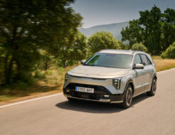 Compra inteligente SUV: nuevo Kia Niro frente a C-HR, Qashqai, MG ZS, Ebro S400 y Omoda 5 Kia Niro, ahora con una imagen más moderna y de marca.