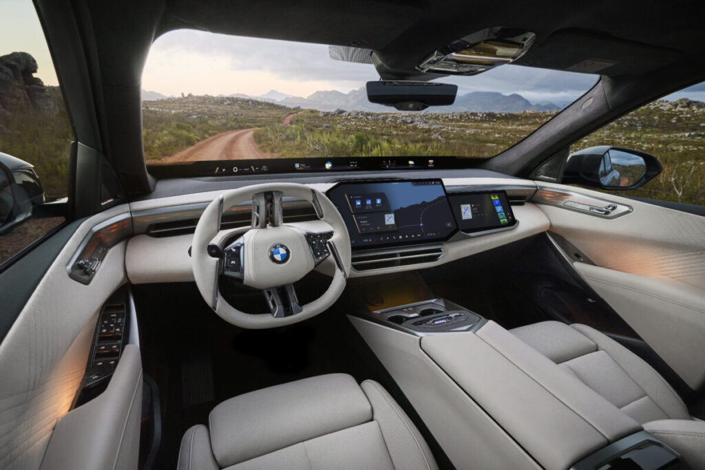 Interior del nuevo BMW X5. Llamativa la información proyectada en la tira negra en la base de la luneta. También llamativa pantalla para copiloto.