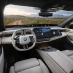 Interior del nuevo BMW X5. Llamativa la información proyectada en la tira negra en la base de la luneta. También llamativa pantalla para copiloto.