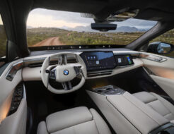 Tu coche ya no es un espacio privado tras la invasión de la publicidad a bordo Interior del nuevo BMW X5. Llamativa la información proyectada en la tira negra en la base de la luneta. También llamativa pantalla para copiloto.
