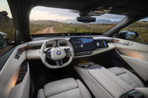 Interior del nuevo BMW X5. Llamativa la información proyectada en la tira negra en la base de la luneta. También llamativa pantalla para copiloto.