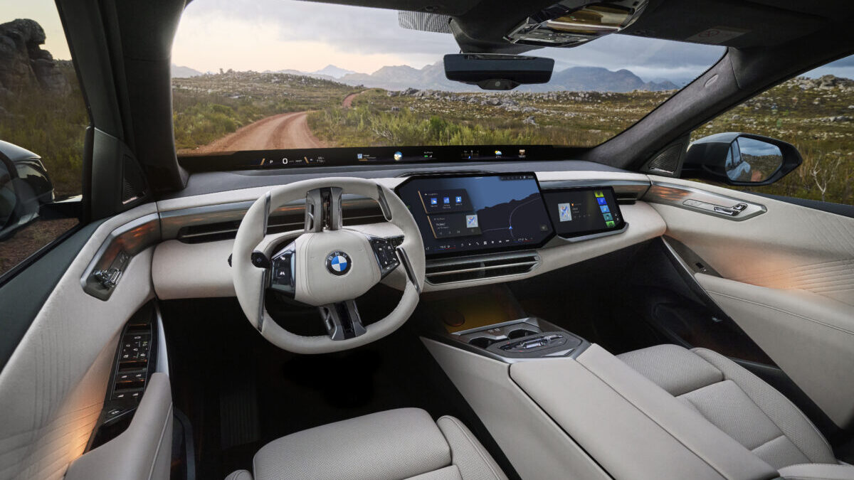 Interior del nuevo BMW X5. Llamativa la información proyectada en la tira negra en la base de la luneta. También llamativa pantalla para copiloto. Interior del nuevo BMW X5. Llamativa la información proyectada en la tira negra en la base de la luneta. También llamativa pantalla para copiloto.