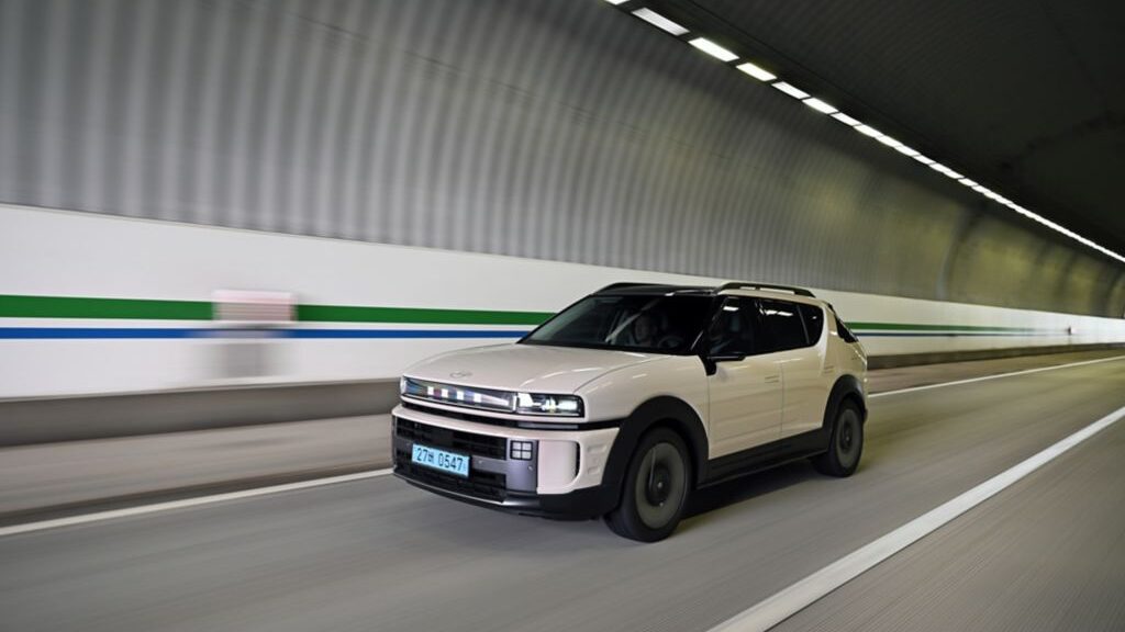 Hyundai Nexo 2026 circulando por un túnel, imagen frontal dinámica