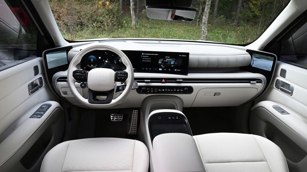 Interior del Hyundai Nexo 2026: salpicadero con doble pantalla curva de 12,3 pulgadas