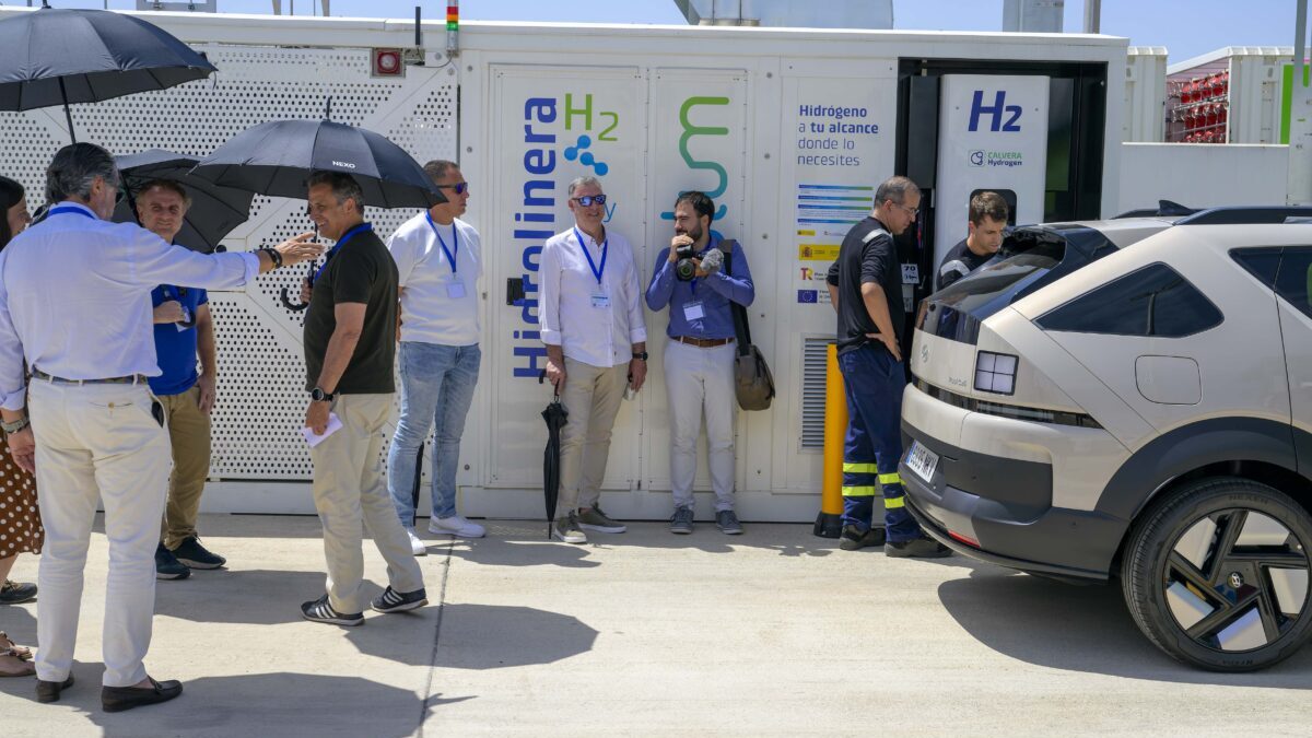 Repostaje de hidrógeno del Hyundai Nexo en una hidrogenera durante la presentación