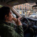 persona comiendo mientras conduce