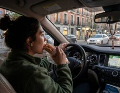 El escalofriante número de días de tu vida que regalas al año atrapado en el tráfico persona comiendo mientras conduce