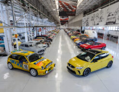 Bienvenidos a la cámara acorazada de la historia de Seat: 241 joyas te cuentan el pasado de la marca y de España 241 modelos componen la colección actual de Seat Históricos en la Nave A-122 de Zona Franca