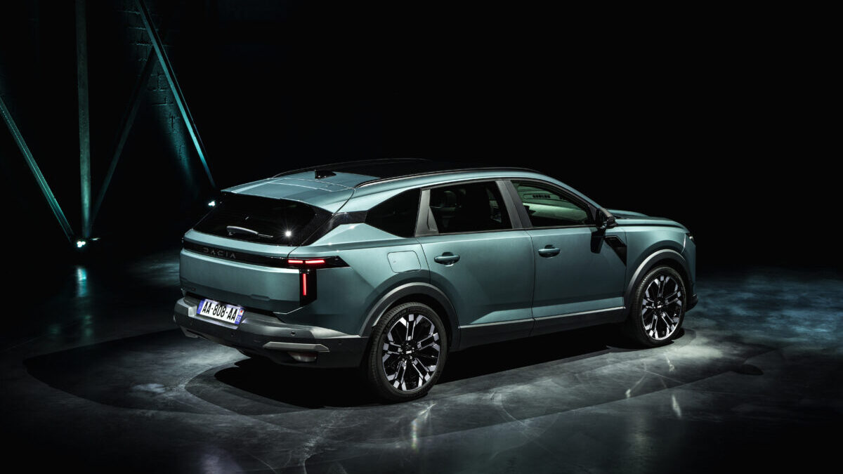 Dacia Striker. Tres opciones mecánicas con Etiqueta ECO: mildhybrid + GLP, Full Hybrid y Full Hybrid 4x4 Dacia Striker. Tres opciones mecánicas con Etiqueta ECO: mildhybrid + GLP, Full Hybrid y Full Hybrid 4x4