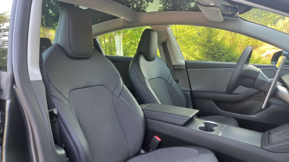 Tesla Model 3 RWD (7) Tesla Model 3 RWD (7)