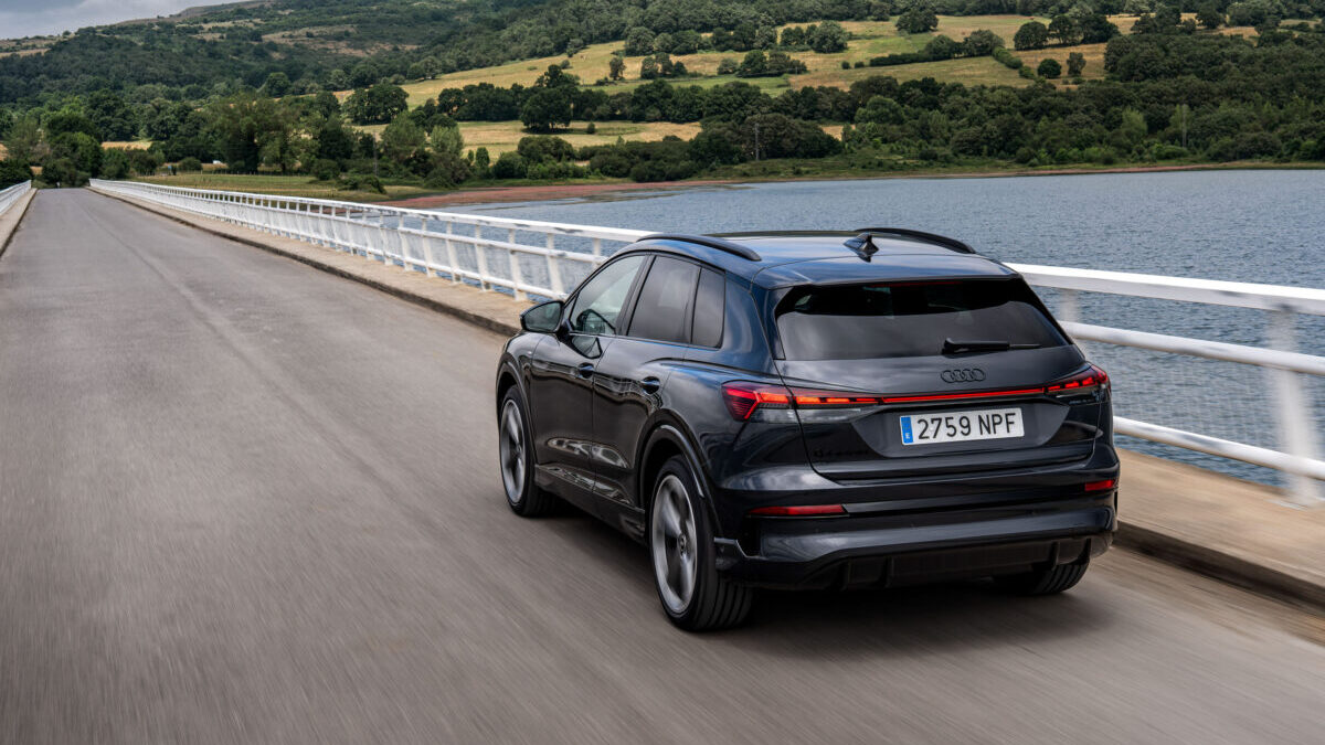 Audi Q4 e-tron 2026 rodando por una carretera de costa